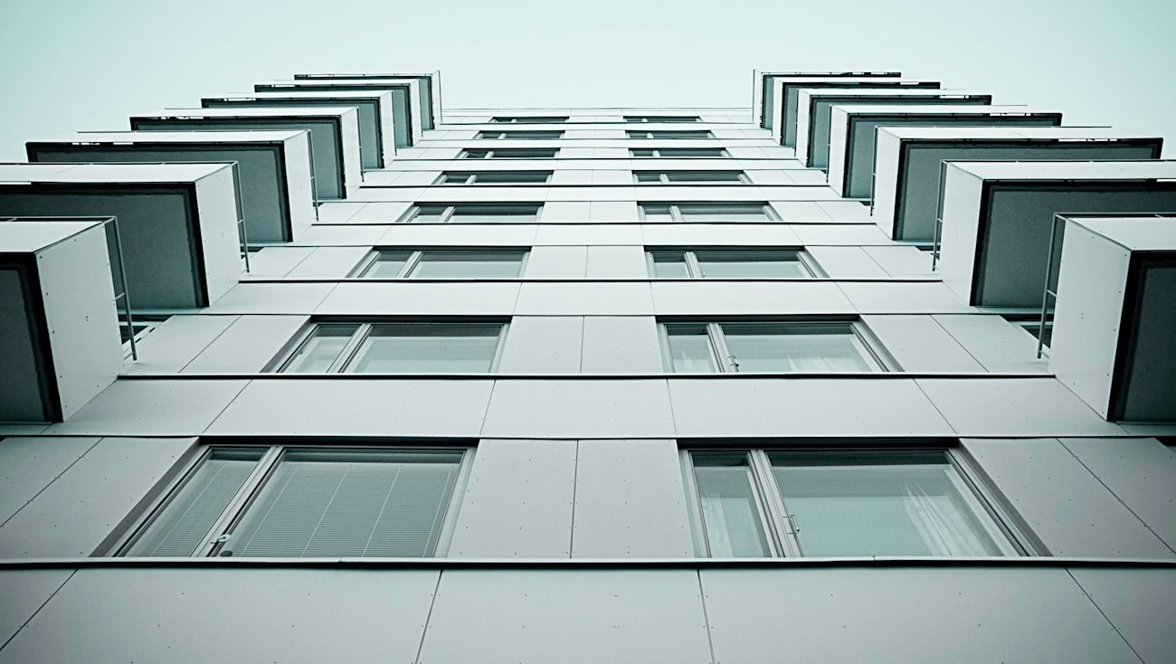 Façade d'immeuble résidentiel — le traitement se raisonne par cage d'escalier, pas par logement — Syllodi intervient à Forbach