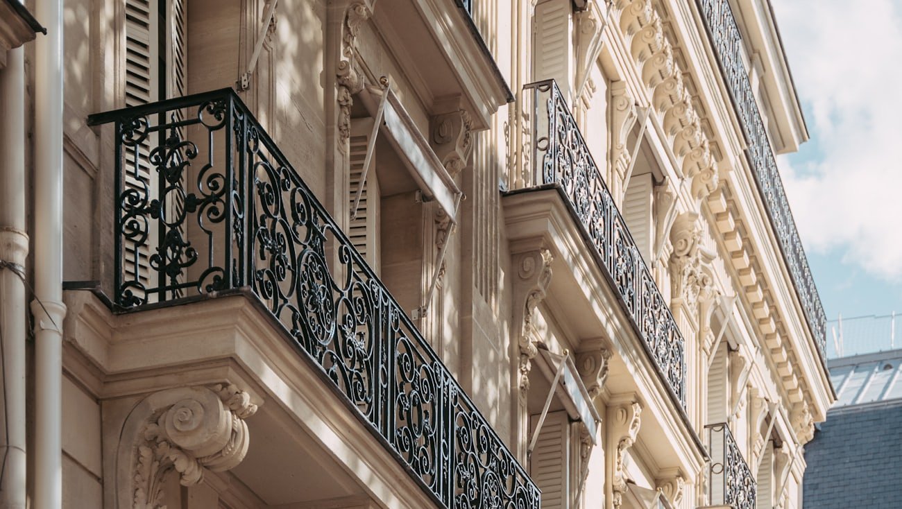 Immeuble d'habitation ancien à balcons — en collectif, les punaises circulent par les gaines et les plinthes