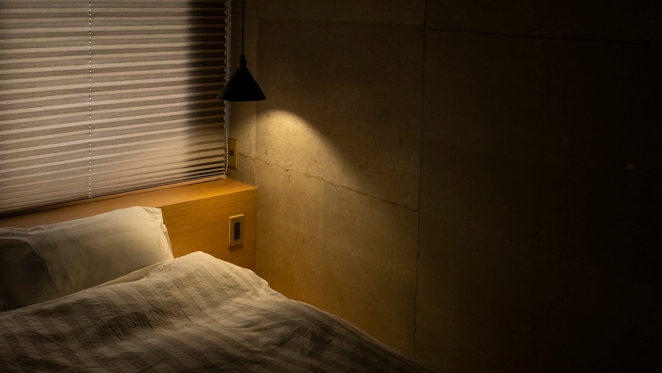 Linge de lit blanc — les coutures du matelas et du sommier sont le premier endroit à inspecter — Syllodi intervient à Forbach